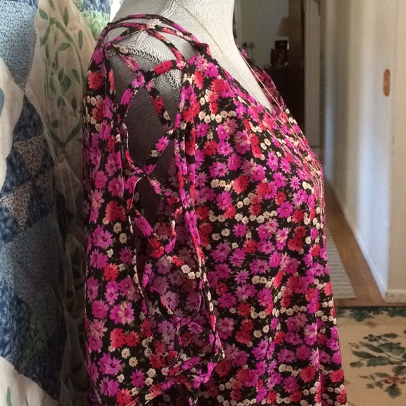 Flowery top - Picture 2 of 5